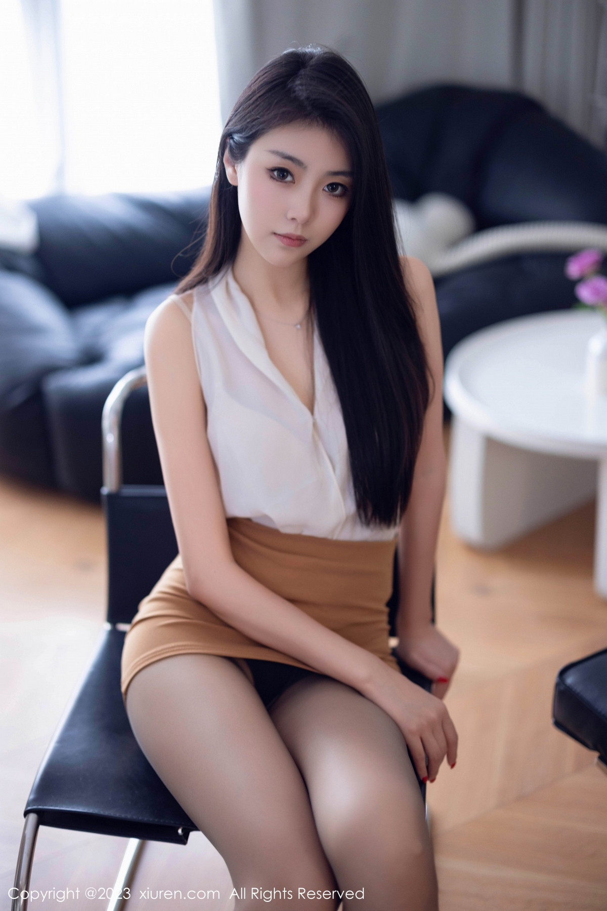 [XiuRen秀人网] 2023.09.14 No.7387 可樂Vicky 杏色短裙 魅惑黑丝 性感写真 [82+1P]