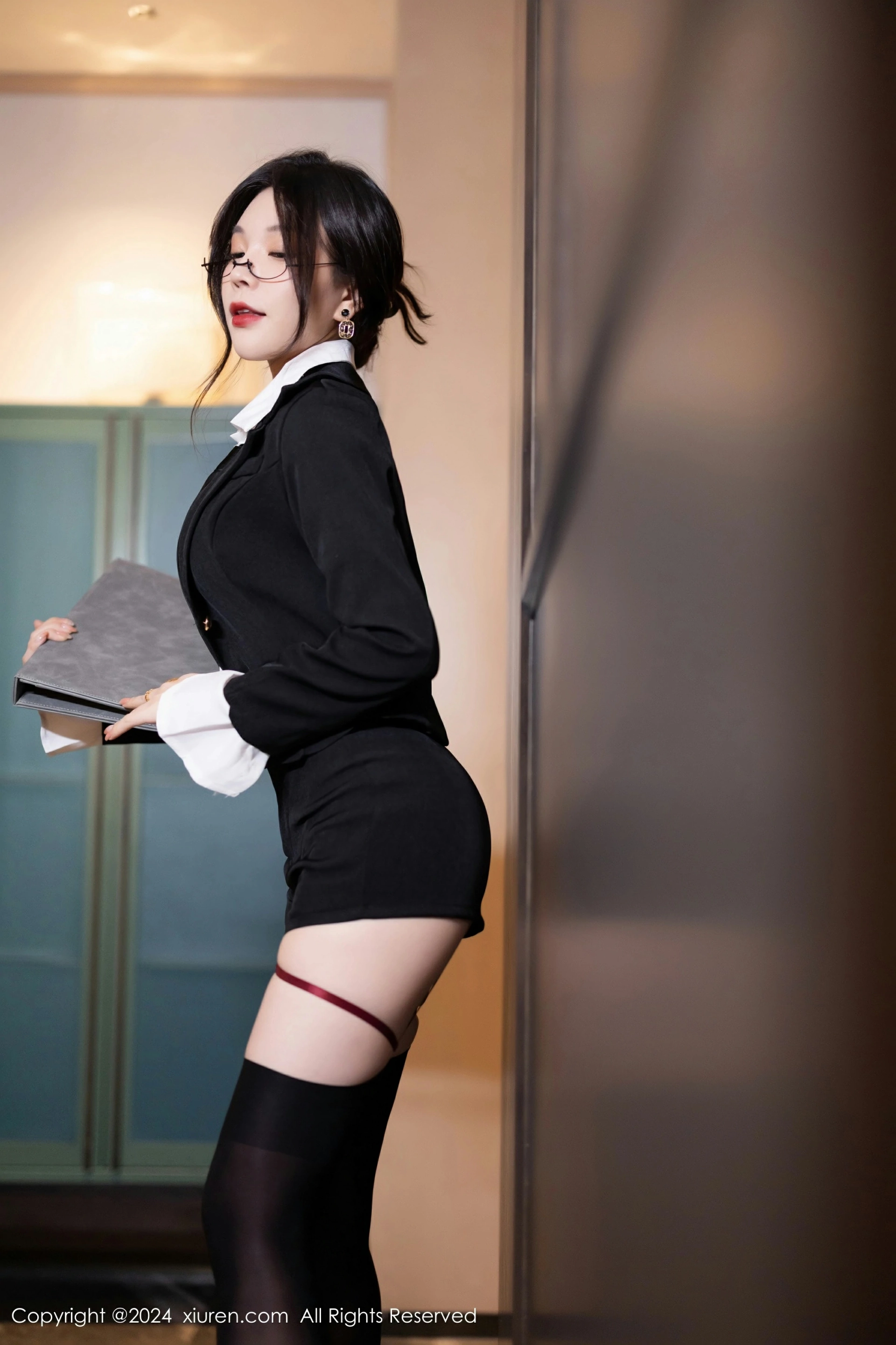 [XiuRen秀人网] 2024.04.23 No.8440 徐莉芝Booty 黑色制服 蕾丝情趣内衣 性感写真 [82+1P]