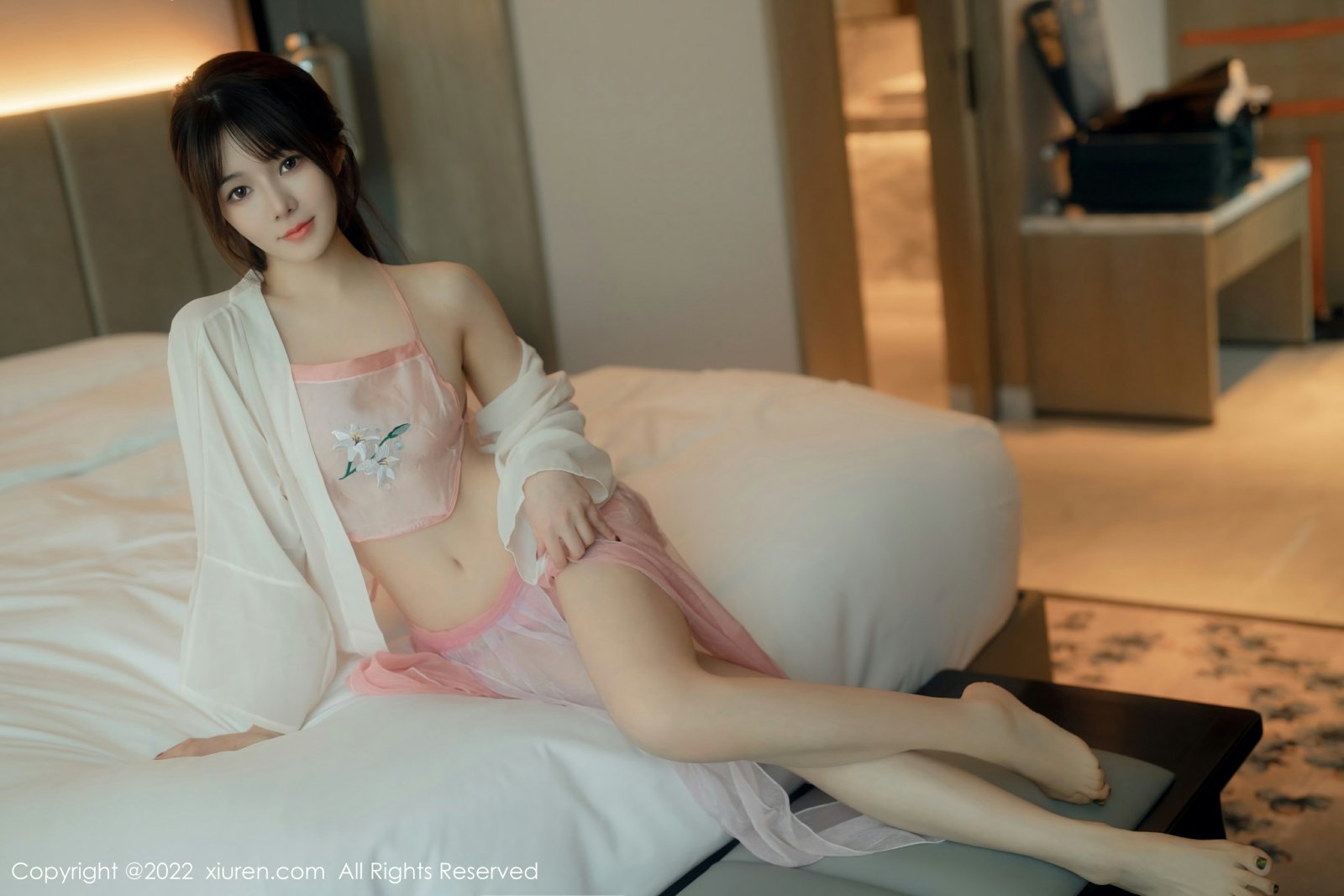 [XiuRen秀人网] 2022.08.31 No.5519 婠婠么 粉色肚兜 性感写真 [59+1P]