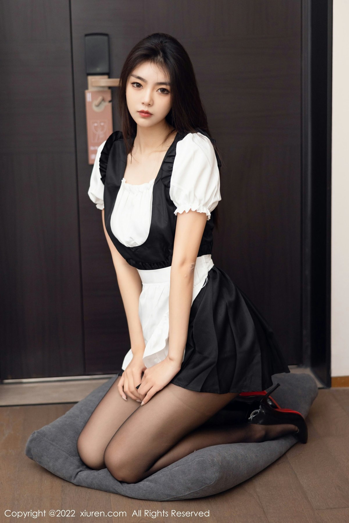 [XiuRen秀人网] 2022.10.13 No.5706 可樂Vicky 黑白拼色厨娘服饰 性感写真 [60+1P]