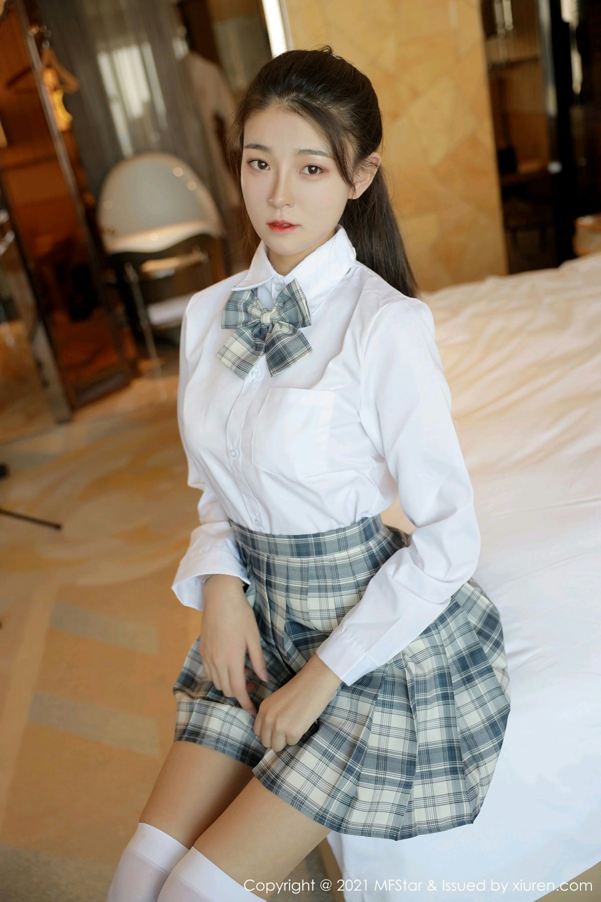 [MFStar模范学院] 2021.01.27 VOL.447 Laura苏雨彤 格子JK制服性感写真 [40+1P]